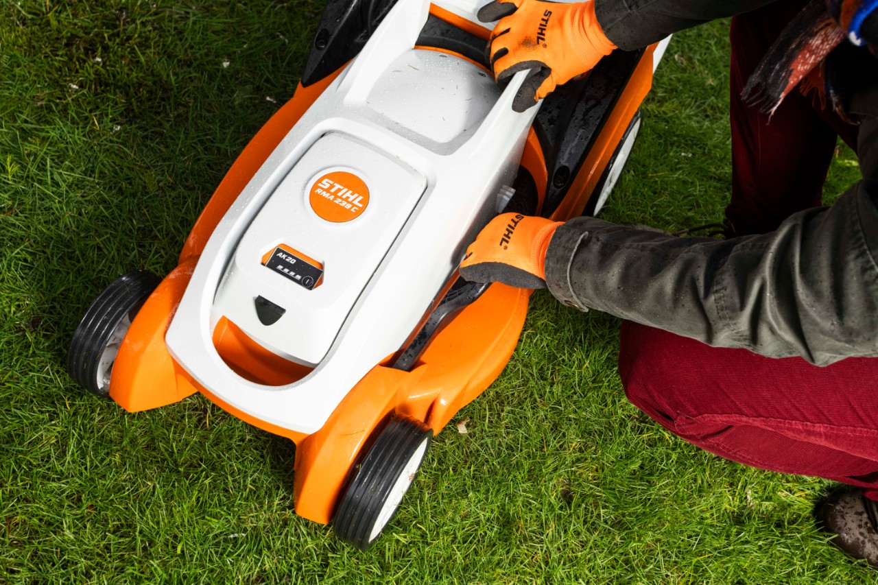 adjusting height on the STIHL RMA 239 C lawn mower