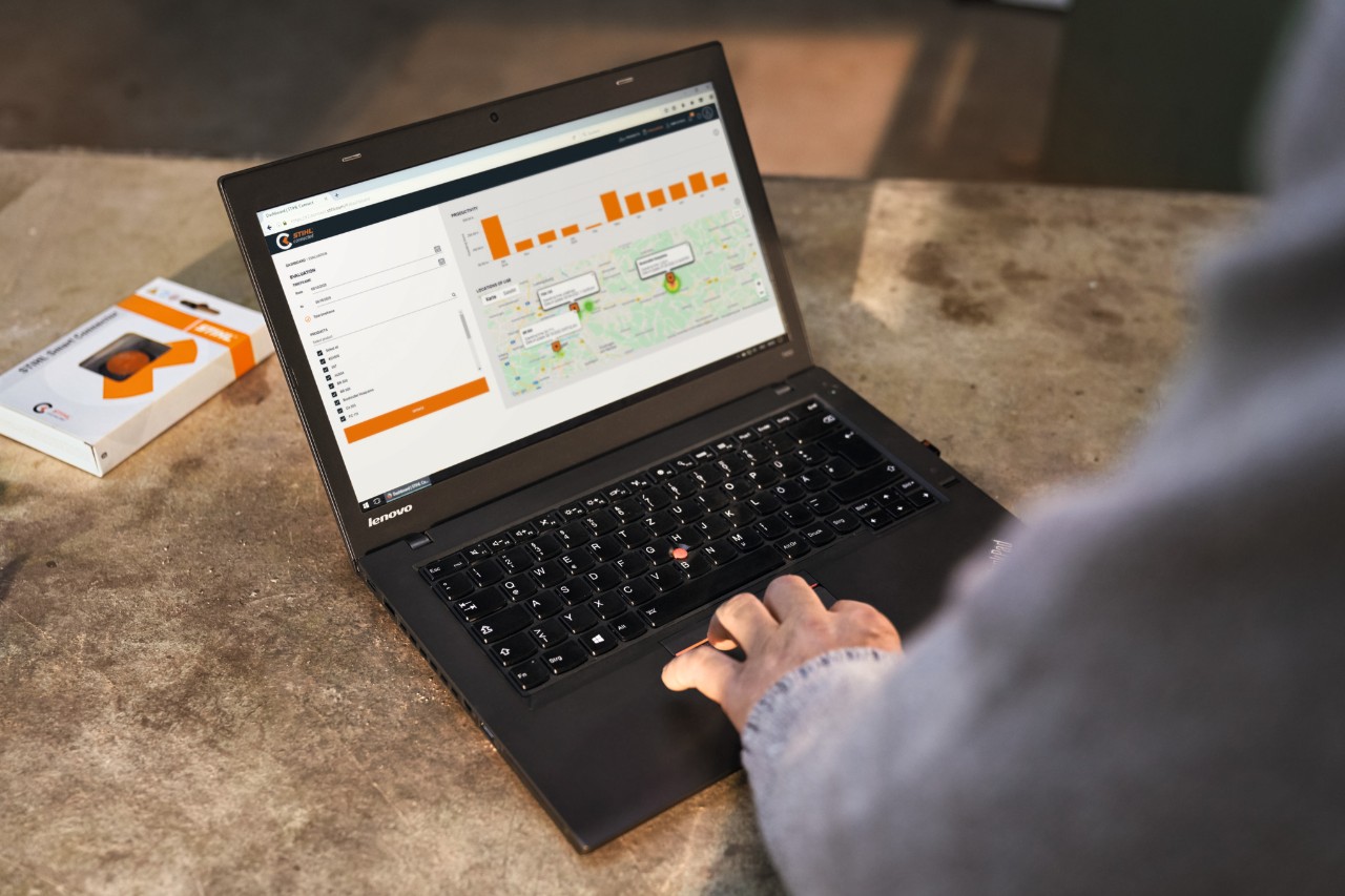 A person accessing relevant system data on their laptop using STIHL connected 