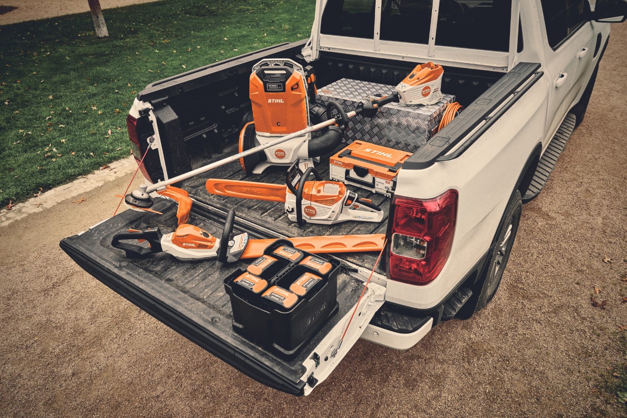 Die gesamte Produktpalette des STIHL AP Systems auf der Ladefläche eines Autos
