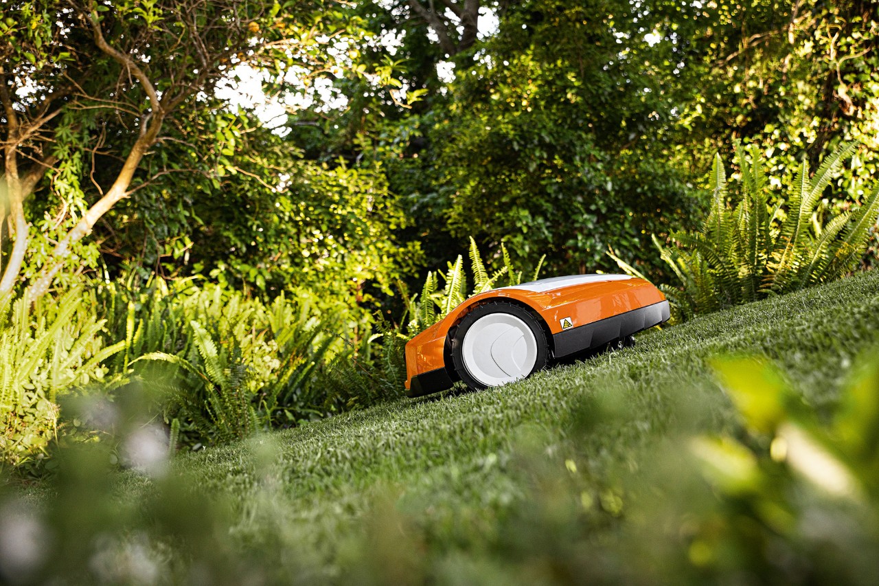 A STIHL iMOW® RMI 632 robot mower on a hilly lawn 