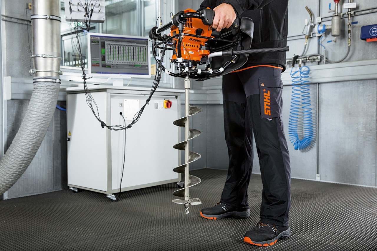 Person subjects STIHL instrument to a vibration test in the laboratory