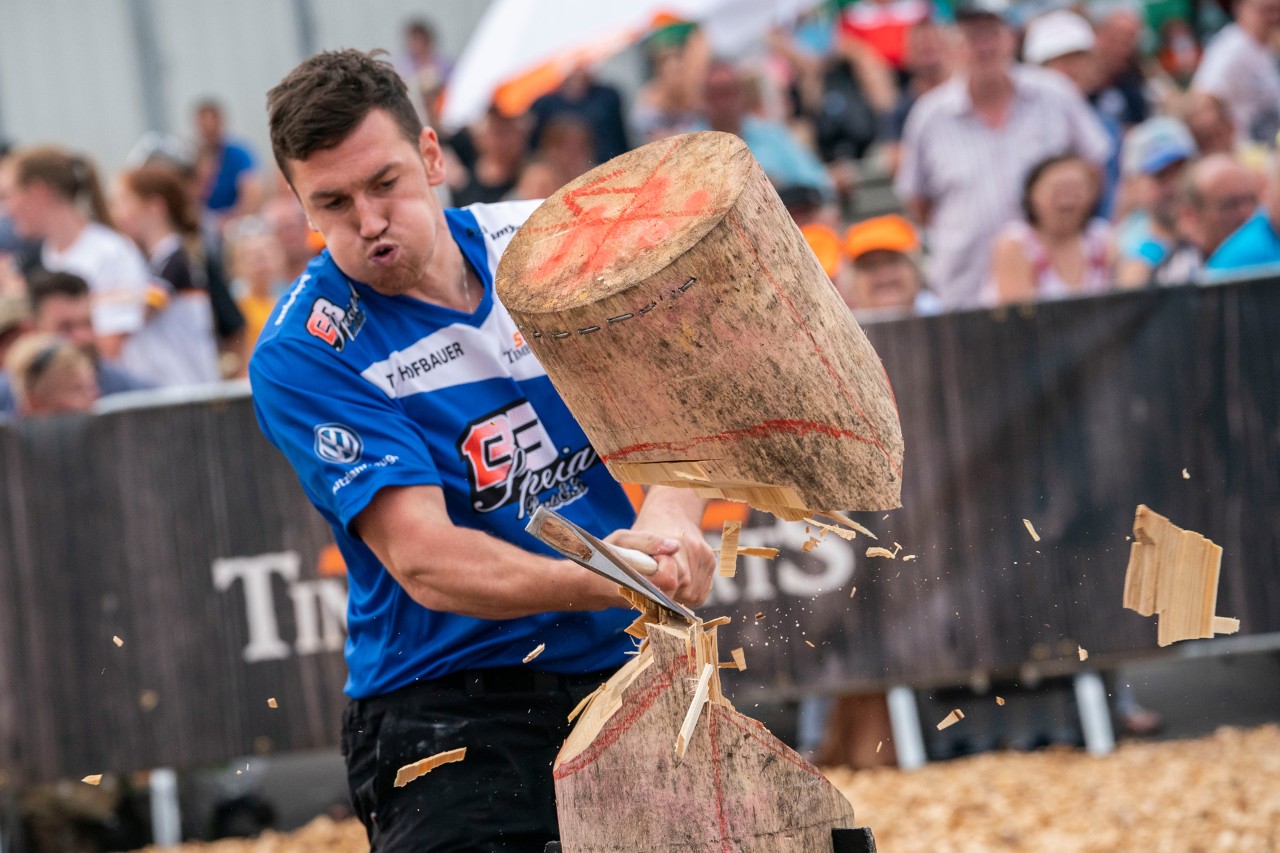 Thomas Hofbauer competing in the Standing Block Chop